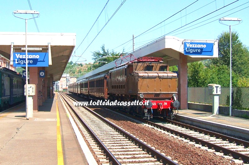 STAZIONE DI VEZZANO LIGURE - Il treno d'epoca Sarzana - Finale Ligure del 19 agosto 2011, trainato dal locomotore elettrico E626-294 del 1937