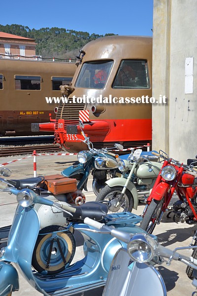 FONDAZIONE FS ITALIANE - Quadretto storico con alcuni motocicli d'epoca esposti vicino all'automotrice OM ALn.772-3265