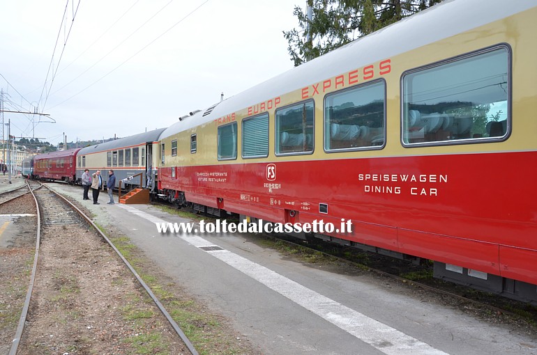 FONDAZIONE FS ITALIANE - Carrozza ristorante in coda ad un treno "Trans Europ Express"
