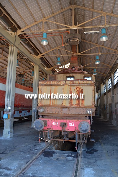 FONDAZIONE FS ITALIANE - Officina con locomotiva elettrica E.626-193 in attesa di restauro