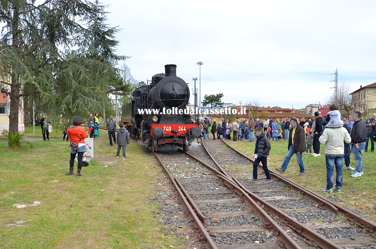 FONDAZIONE FS ITALIANE - Visitatori in coda per salire a bordo della locomotiva a vapore 740-244