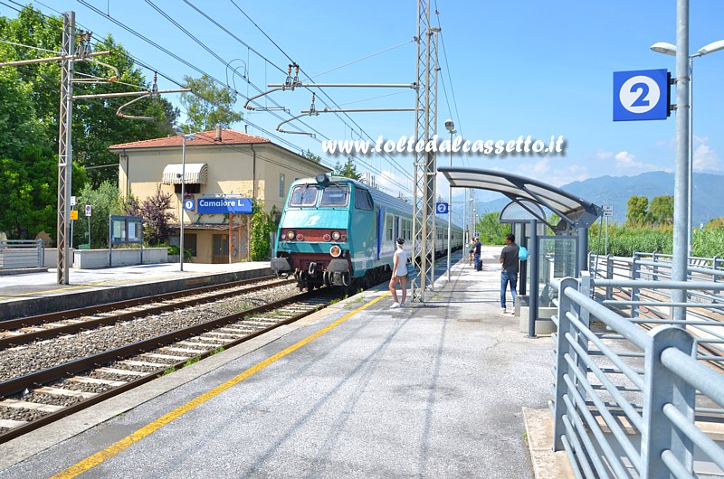 STAZIONE DI CAMAIORE / CAPEZZANO - Treno regionale in fermata sul binario 2
