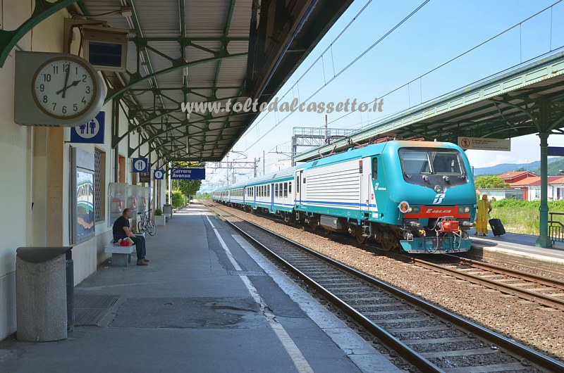 STAZIONE DI CARRARA AVENZA (31-05-2015) - Treno regionale, trainato da locomotiva elettrica tipo E.464, in arrivo sul binario 2