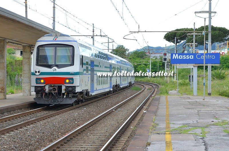STAZIONE DI MASSA CENTRO - Treno "Vivalto" in uscita direzione La Spezia