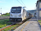 STAZIONE DI ARCOLA - Convoglio con carri bisarca trainati dalla Locomotiva Railpool Bombardier TRAXX 494 577