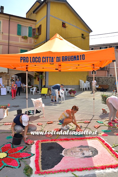BRUGNATO (Infiorata del Corpus Domini 2015) - In Piazza Ildebrando alcune infioratrici hanno dato vita ad un quadro raffigurante Don Bosco
