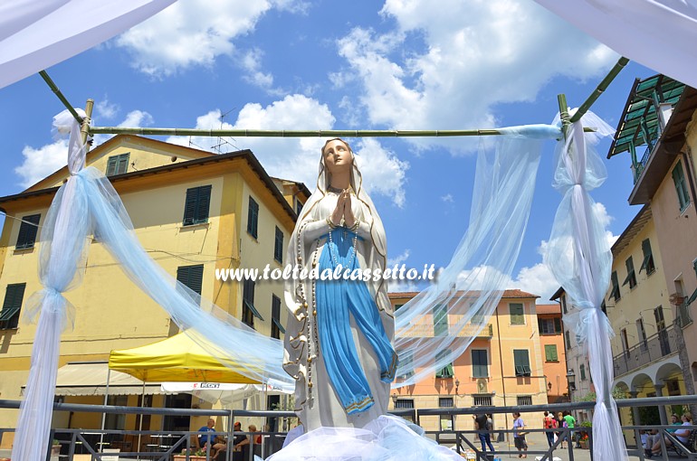 BRUGNATO (Infiorata del Corpus Domini 2015) - La fontana di Piazza Brosini  stata abbellita con una statua della Madonna avvolta da candidi veli
