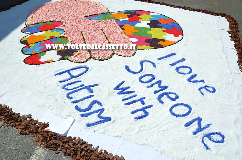 BRUGNATO (Infiorata del Corpus Domini 2017) - Disegno con due mani che si stringono e la scritta "I love someone with autism", realizzato dalle associazioni che si occupano delle persone autistiche