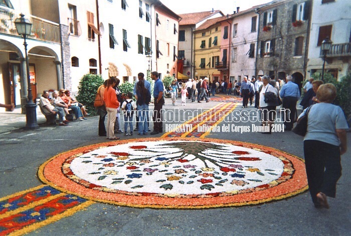 BRUGNATO (Infiorata del Corpus Domini 2004) - In Piazza Brosini un disegno circolare raffigurante un albero