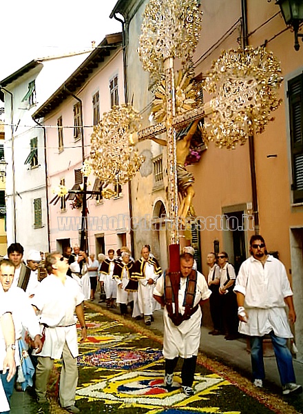 BRUGNATO (Infiorata del Corpus Domini 2006) - Si portano in processione i Cristi, che sono dei crocefissi alti anche 4 metri e molto pesanti
