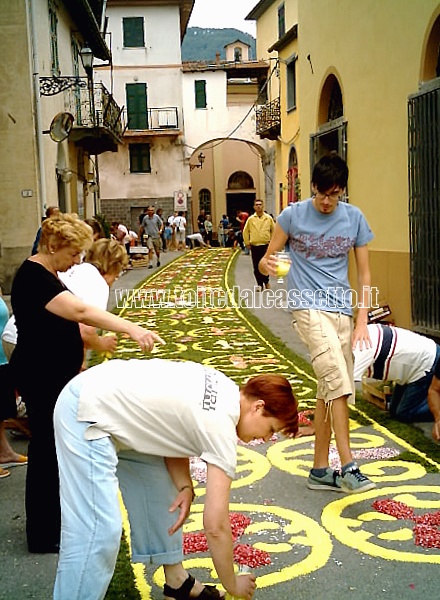 BRUGNATO (Infiorata del Corpus Domini 2006) - Allestimento del tappeto floreale in Via Roma