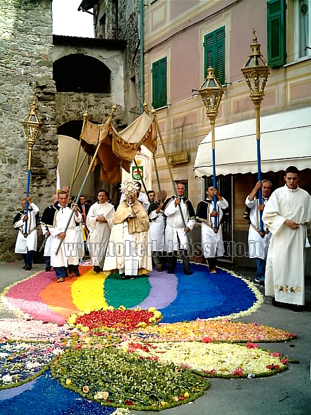 BRUGNATO (Infiorata del Corpus Domini 2006) - La processione serale passa sopra alcuni disegni sul tema della pace