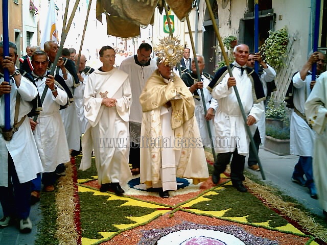 BRUGNATO (Infiorata del Corpus Domini 2006) - La processione lungo il tappeto floreale per le vie del borgo
