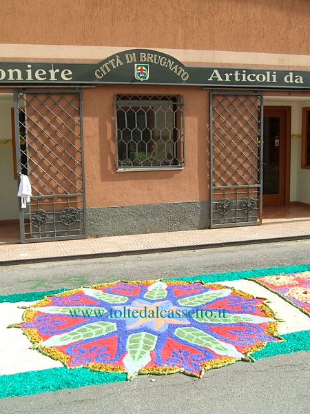 BRUGNATO (Infiorata del Corpus Domini 2010) - Un disegno composto con sabbia colorata orna il tappeto floreale in Via Briniati