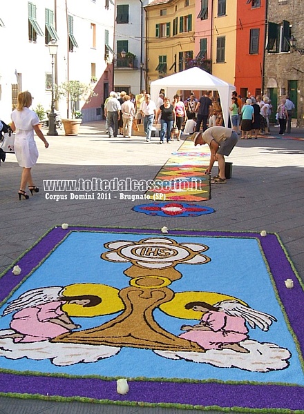 BRUGNATO (Infiorata del Corpus Domini 2011) - Quadro raffigurante un calice contornato da due angeli