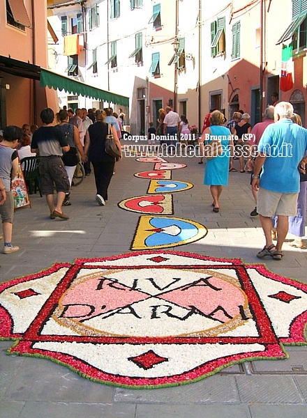 BRUGNATO (SP) - INFIORATA DEL CORPUS DOMINI 2011 - Tappeto floreale in Via Riva D'Armi