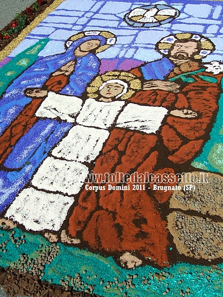 BRUGNATO (SP) - INFIORATA DEL CORPUS DOMINI 2011 - Quadro raffigurante la Sacra Famiglia, realizzato principalmente con sabbia colorata e fondi di caff�