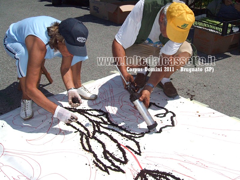 BRUGNATO (SP) - INFIORATA DEL CORPUS DOMINI 2011 - Contornare un disegno con una pistola per dolci