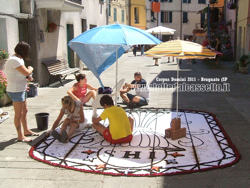BRUGNATO (SP) - INFIORATA DEL CORPUS DOMINI 2011 - Dare vita ad un'infiorata significa lavorare ore e ore sotto il sole cocente...