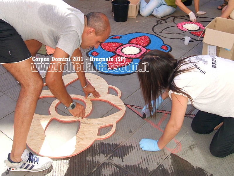 BRUGNATO (SP) - INFIORATA DEL CORPUS DOMINI 2011 - Tracciatura dei disegni con sagome in legno