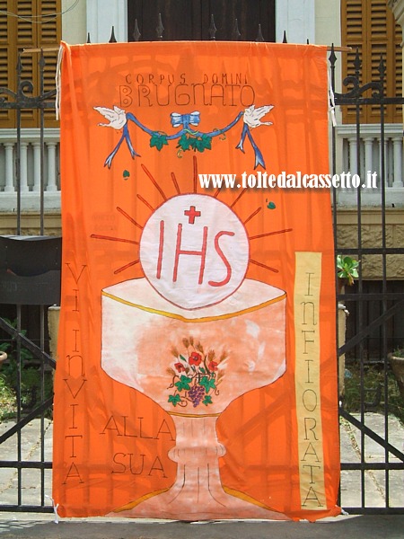 BRUGNATO (Infiorata del Corpus Domini 2012) - Drappo con simboli religiosi che invita alla manifestazione