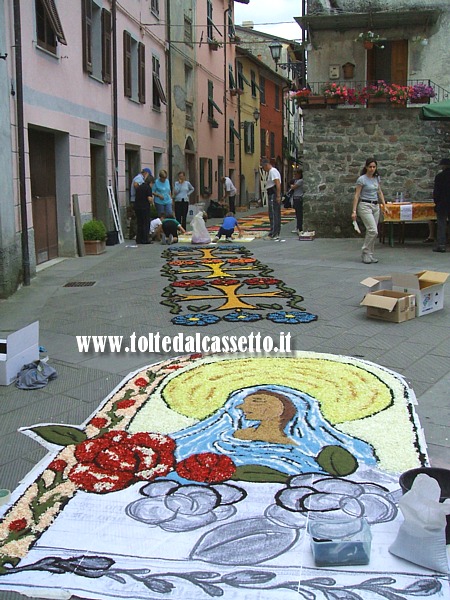 BRUGNATO (Infiorata del Corpus Domini 2012) - Allestimento di quadro raffigurante la Madonnina di Piazza De Gasperi (Piazza della Madonna)