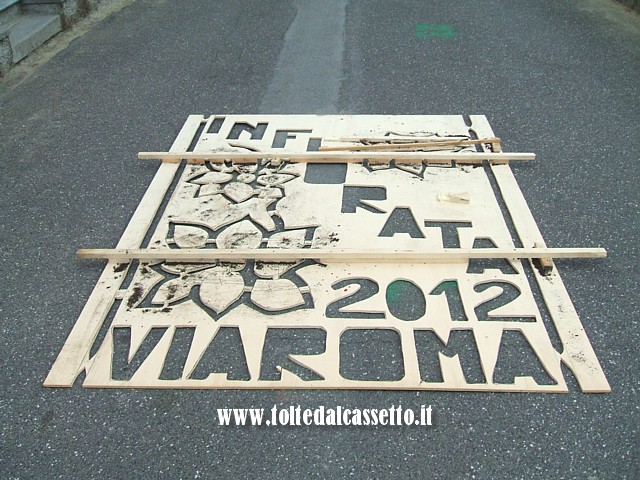 BRUGNATO (Infiorata del Corpus Domini 2012) - Sagoma in legno utilizzata per comporre il logo di Via Roma