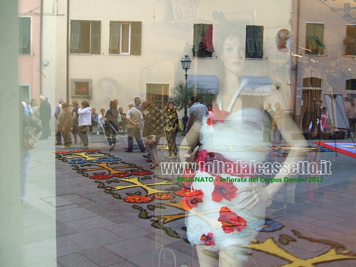 BRUGNATO (Infiorata del Corpus Domini 2012) - Il tappeto floreale riflesso in una vetrina