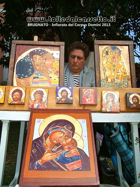BRUGNATO (Infiorata del Corpus Domini 2013) - Pittrice di quadri sacri partecipante all'estemporanea di pittura
