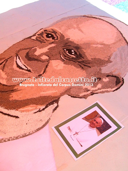BRUGNATO (Infiorata del Corpus Domini 2013) - Ritratto di Papa Francesco, realizzato a mano libera con sabbia colorata e fondi di caff