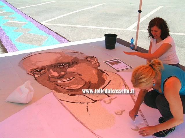 BRUGNATO (Infiorata del Corpus Domini 2013) - Due artiste al lavoro per comporre il ritratto di un sorridente Papa Francesco, cos come appare su una fotografia ufficiale