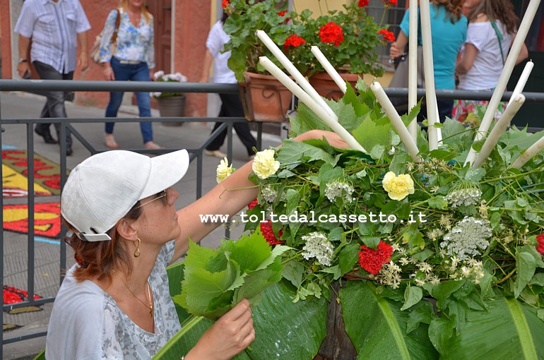 BRUGNATO (Infiorata del Corpus Domini 2014) - La fontana di Piazza Brosini (gi Piazza Maggiore) viene addobbata con una composizione di foglie, fiori e candele