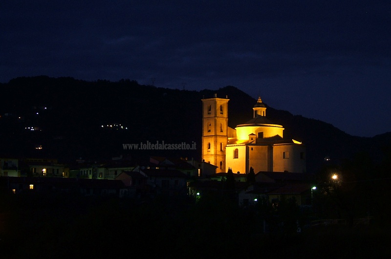 SANTO STEFANO DI MAGRA - La chiesa e il centro storico al calar della notte