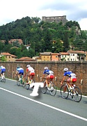 GIRO DELLA LUNIGIANA 2009 (Prima tappa) - Un drappello di ciclistiI transita ad Aulla. Sullo sfondo la Fortezza della Brunella domina la citt