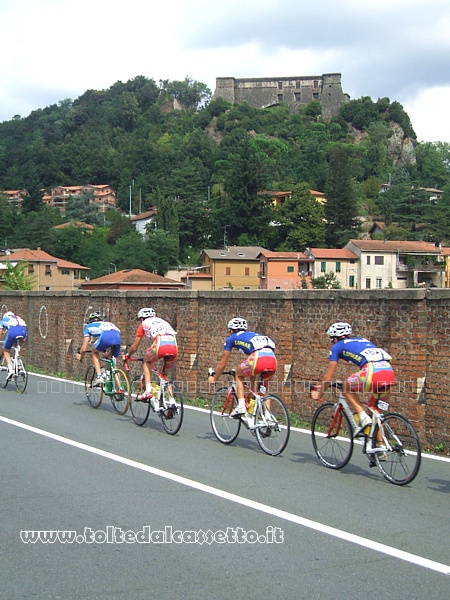 GIRO DELLA LUNIGIANA 2009 - Un drappello di ciclisti transita ad Aulla. Sullo sfondo la Fortezza della Brunella domina la citt