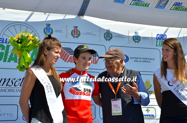 GIRO DELLA LUNIGIANA 2015 - Daniele Savini ha vinto anche la "Maglia Rossa Luna Abrasiv" (classifica dei GPM). E' stato premiato da Bruno Madrignani
