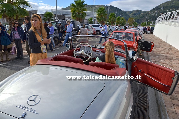 EVA AL VOLANTE 2013 - Interno e portiera di Mercedes 190 SL