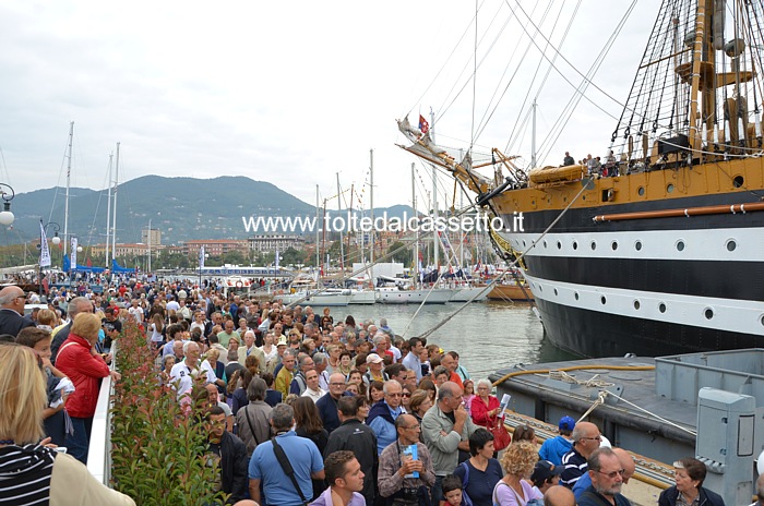 LA SPEZIA (Festa della Marineria 2013) - La lunga coda di visitatori che attendono di visitare l'Amerigo Vespucci, nave regina delle Tall Ships