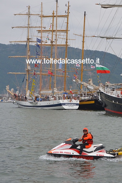 LA SPEZIA (Festa della Marineria 2013) - Il servizio di sicurezza garantito dalle moto d'acqua dei VVFF. Sullo sfondo la Tall Ship Pogoria (Polonia)