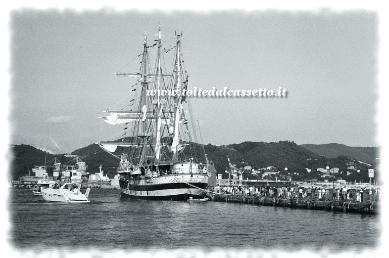 TALL SHIPS - La goletta Palinuro all'ormeggio nel porto della Spezia (vista di poppa)