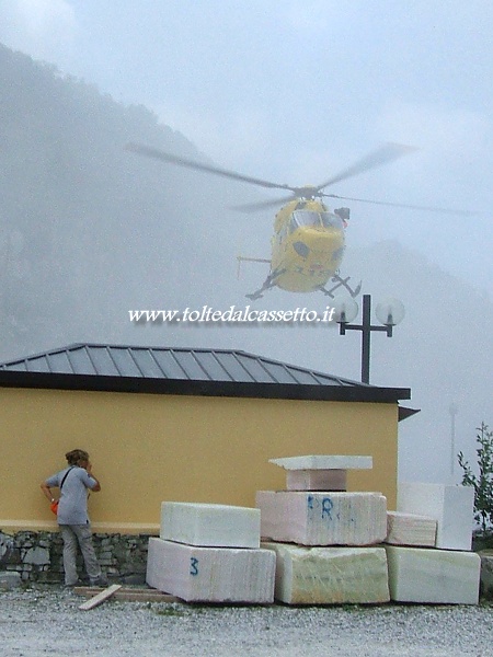ALPI APUANE -  L'elicottero del 118 Regione Toscana (Pegaso 3) mentre atterra sul piazzale dei Fantiscritti per un'operazione di soccorso