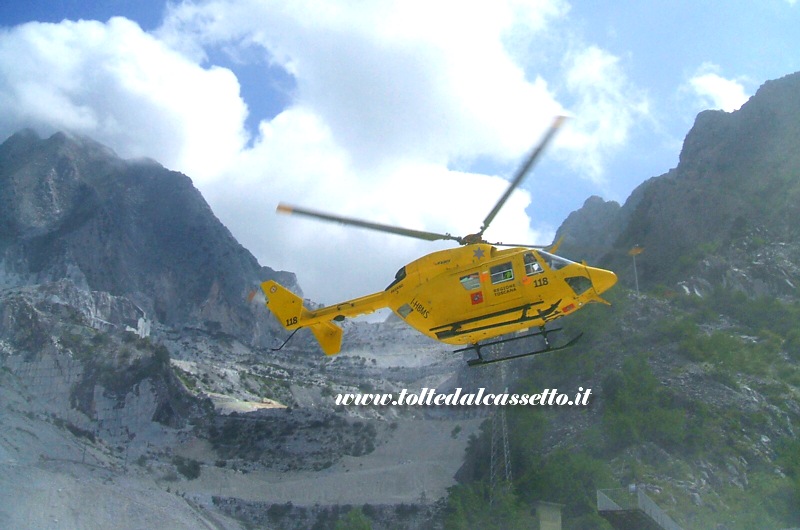 ALPI APUANE -  L'elicottero del 118 Regione Toscana Pegaso 3 mentre decolla dal bacino dei Fantiscritti durante un'operazione di soccorso