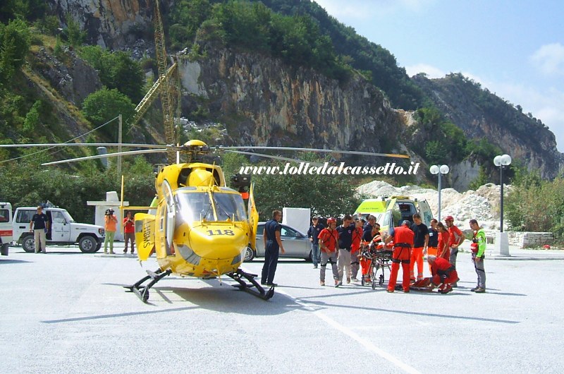 ALPI APUANE -  L'elicottero del 118 Regione Toscana Pegaso 3 sta per caricare il partecipante alla "lizzatura storica" del 7 agosto 2011 colpito da malore