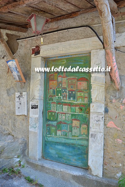 ALPI APUANE (Mortarola di Bedizzano) - "Lavorando mi riposo"  il motto scolpito sulla porta d'ingresso del laboratorio di Mario Del Sarto, artista del marmo
