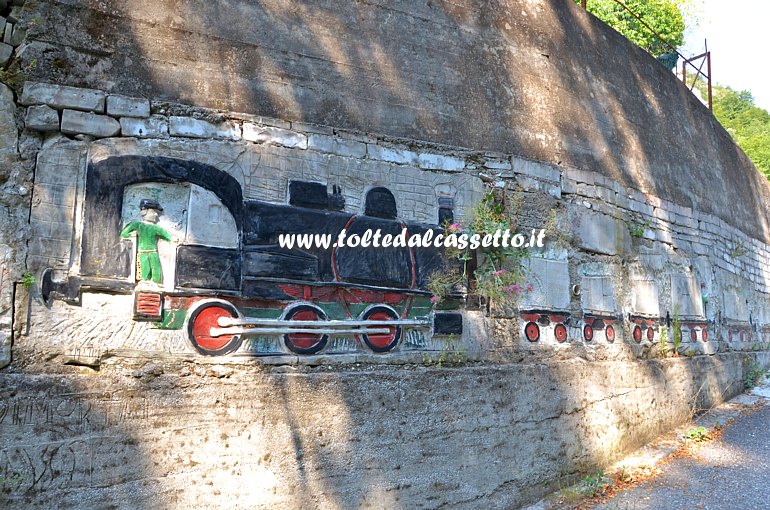 ALPI APUANE (Mortarola di Bedizzano) - Il "Muro della Sapienza" con scultura di Mario Del Sarto raffigurante la Ferrovia Marmifera