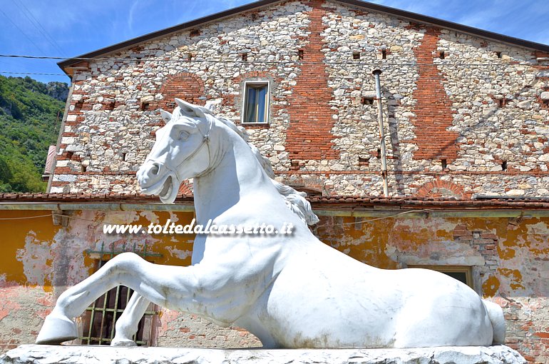 TORANO (Notte e Giorno 2016) - Una monumentale figura equestre scolpita in marmo bianco (propriet della ditta Franco Petacchi) accoglie i visitatori all'ingresso del borgo