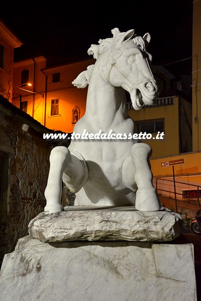 TORANO (Notte e Giorno 2016) - Visione notturna di figura equestre scolpita in marmo bianco (propriet della ditta Franco Petacchi)