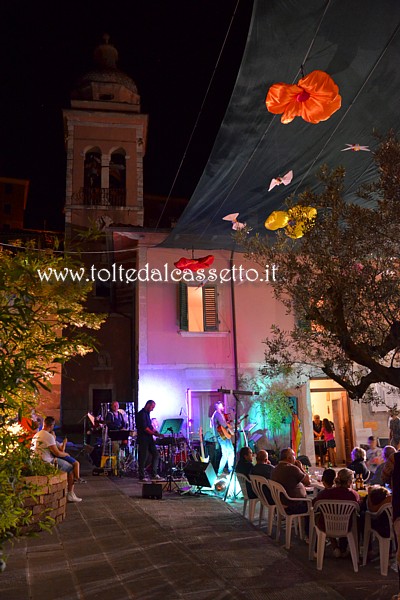 TORANO (Notte e Giorno 2017) - Piazza Guido Manfredi durante uno spettacolo musicale