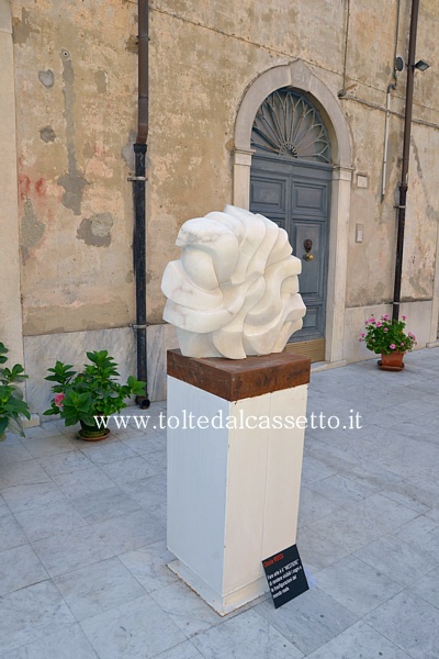 TORANO (Via Carriona) - Scultura in marmo di Cinzia Rossi (Fare arte  il "MESTIERE" di rendere visibili i sogni e le trasfigurazioni del mondo reale)
