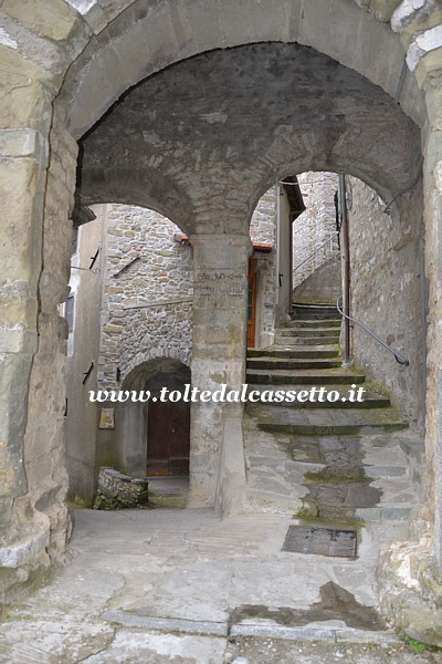 UGLIANCALDO - Archi e volte in pietra nel centro storico